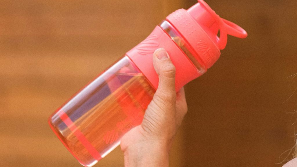 El peligro de no lavar a diario las botellas reutilizables: "Pueden acumular hasta 40.000 bacterias"