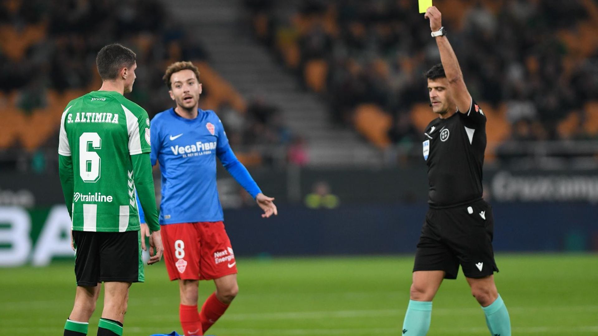 Gil Manzano amonesta a Sergi Altimira en el Betis-Elche