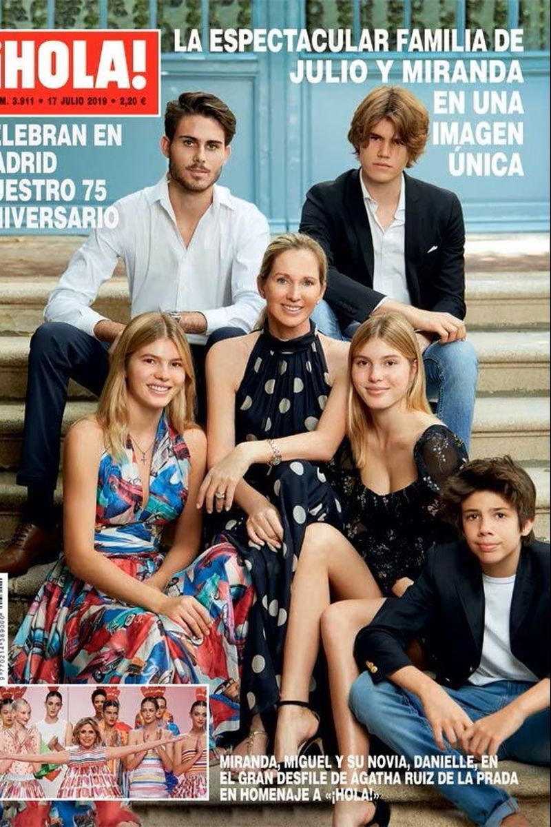 Guillermo, abajo a la derecha, junto a su madre y sus hermanos en 2019, en la portada de ¡Hola!