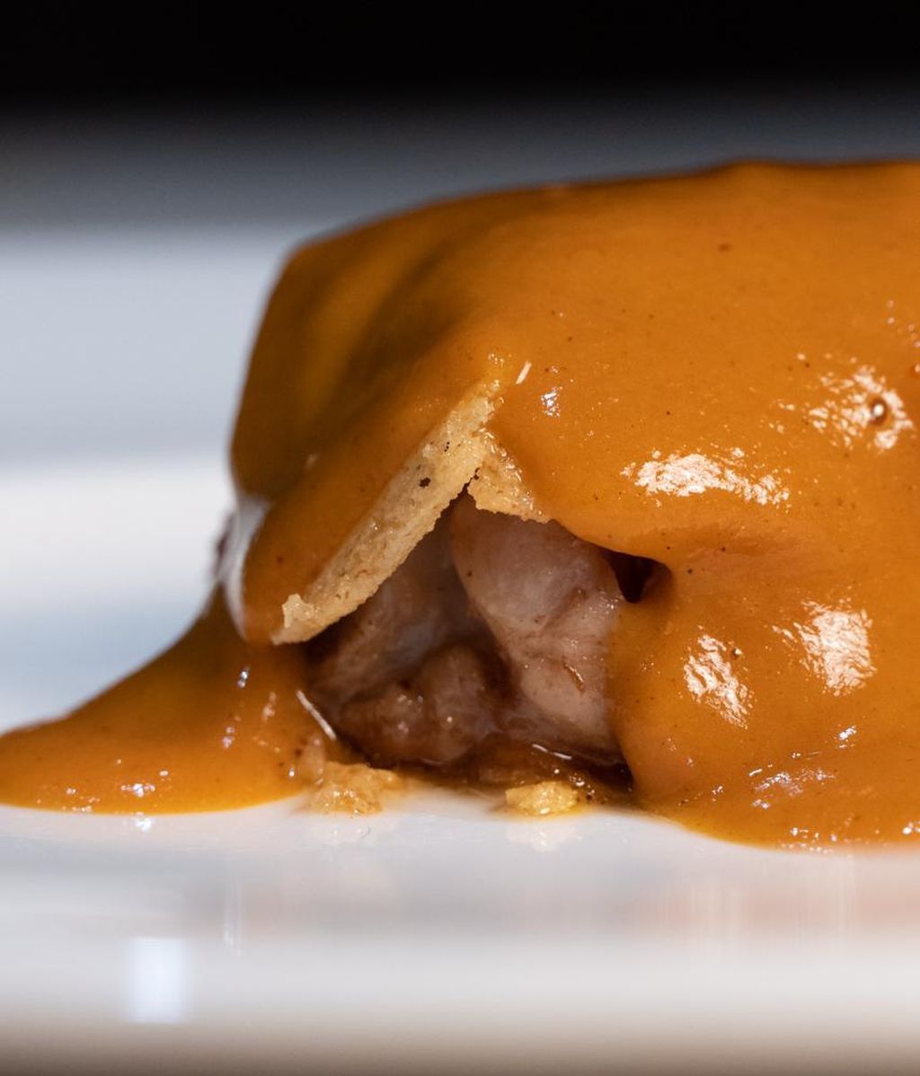 Terrina crujiente de manitas y morrete de cochinillo en salsa brava