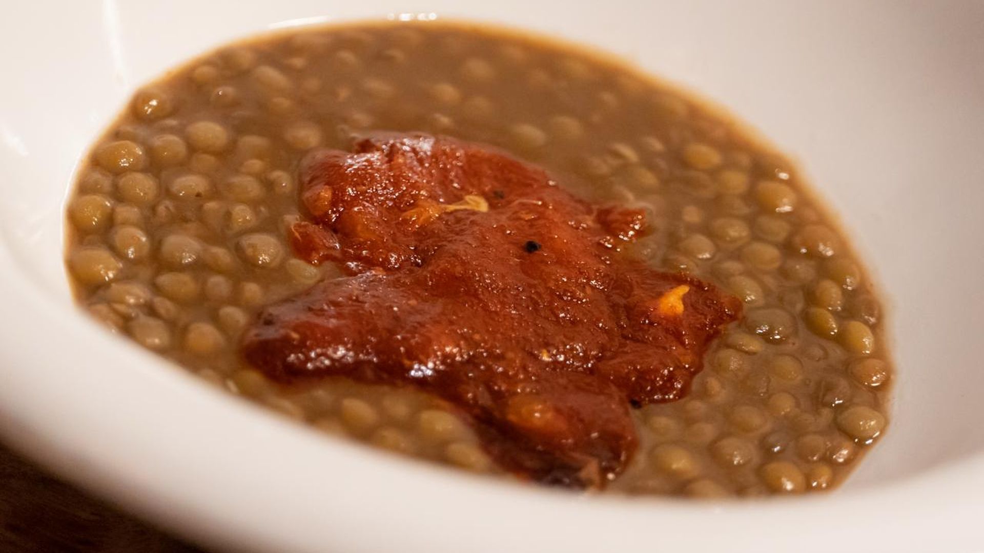 Lentejas guisadas a la leña, sobrasada fundida de Cal Rovira y piparra encurtida