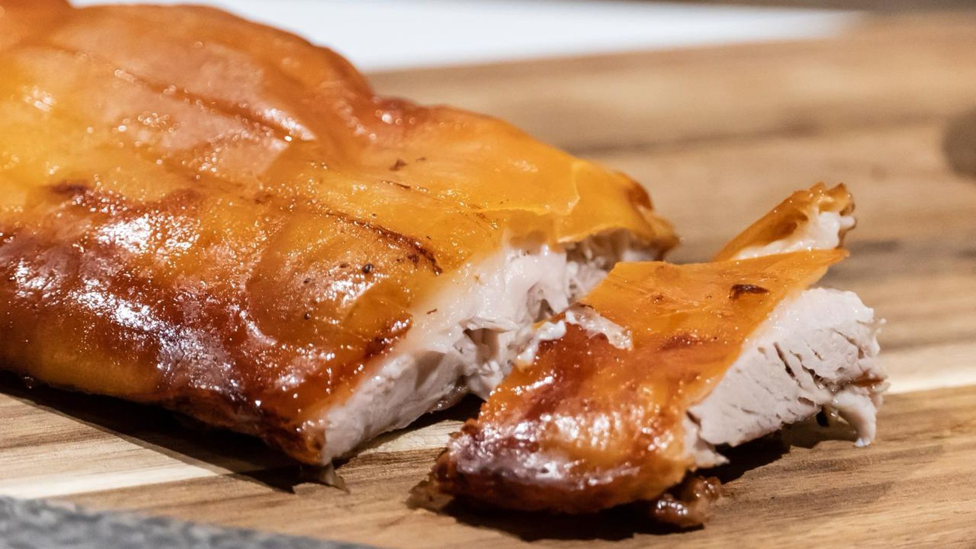 Su cochinillo, cocinado solo con agua y sal, es otro de los imperdibles de la casa