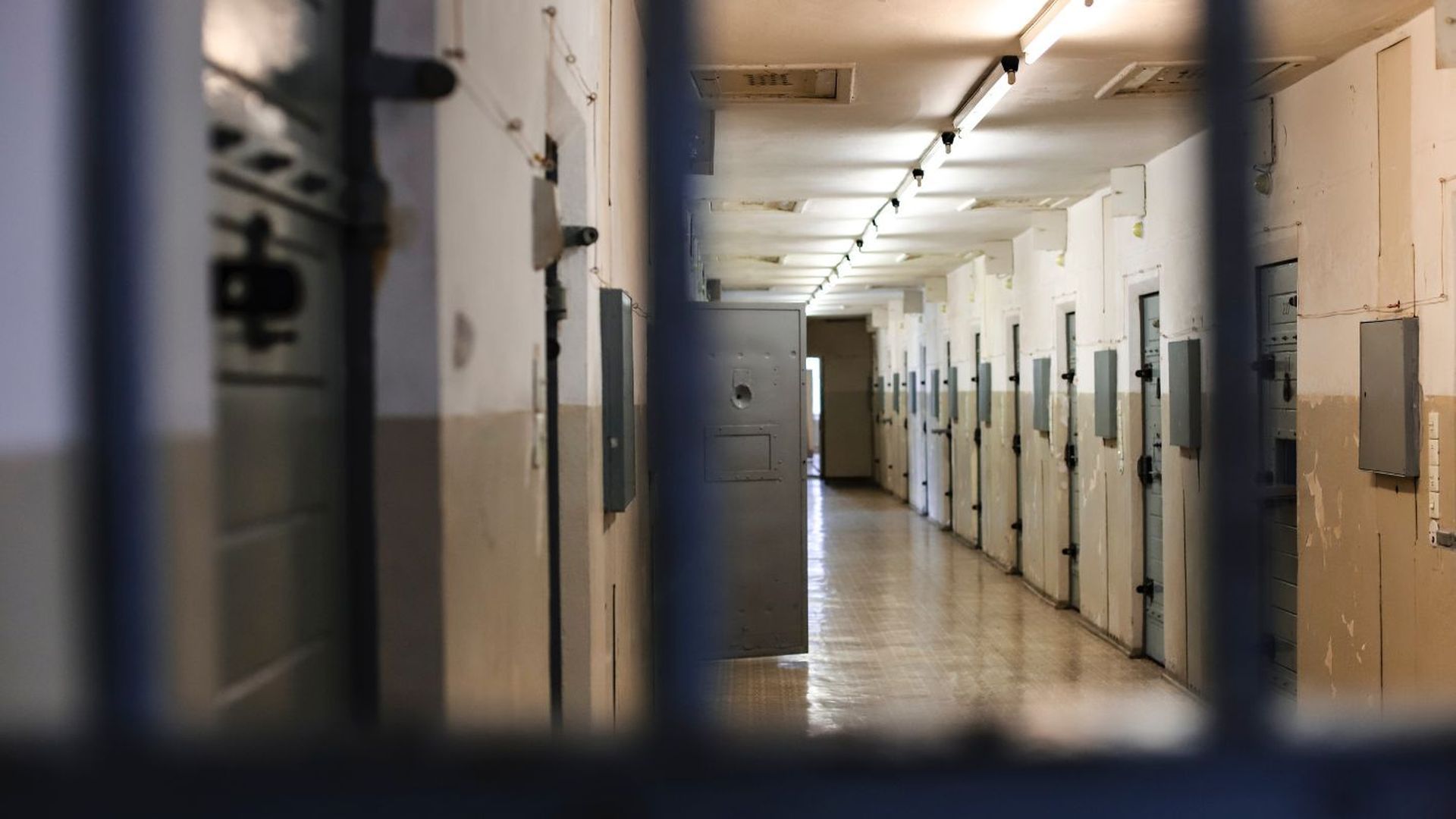Interior de una prisión. Un pasillo con las celdas a ambos lados