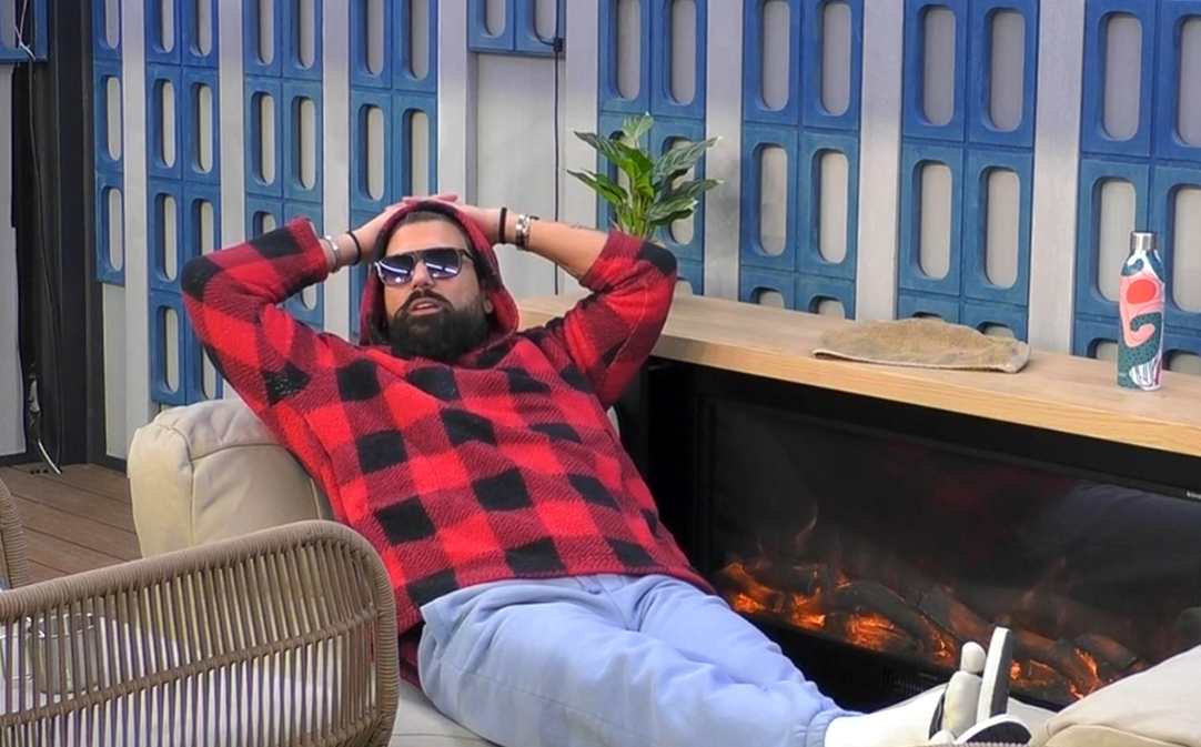 John le habla a las cámaras