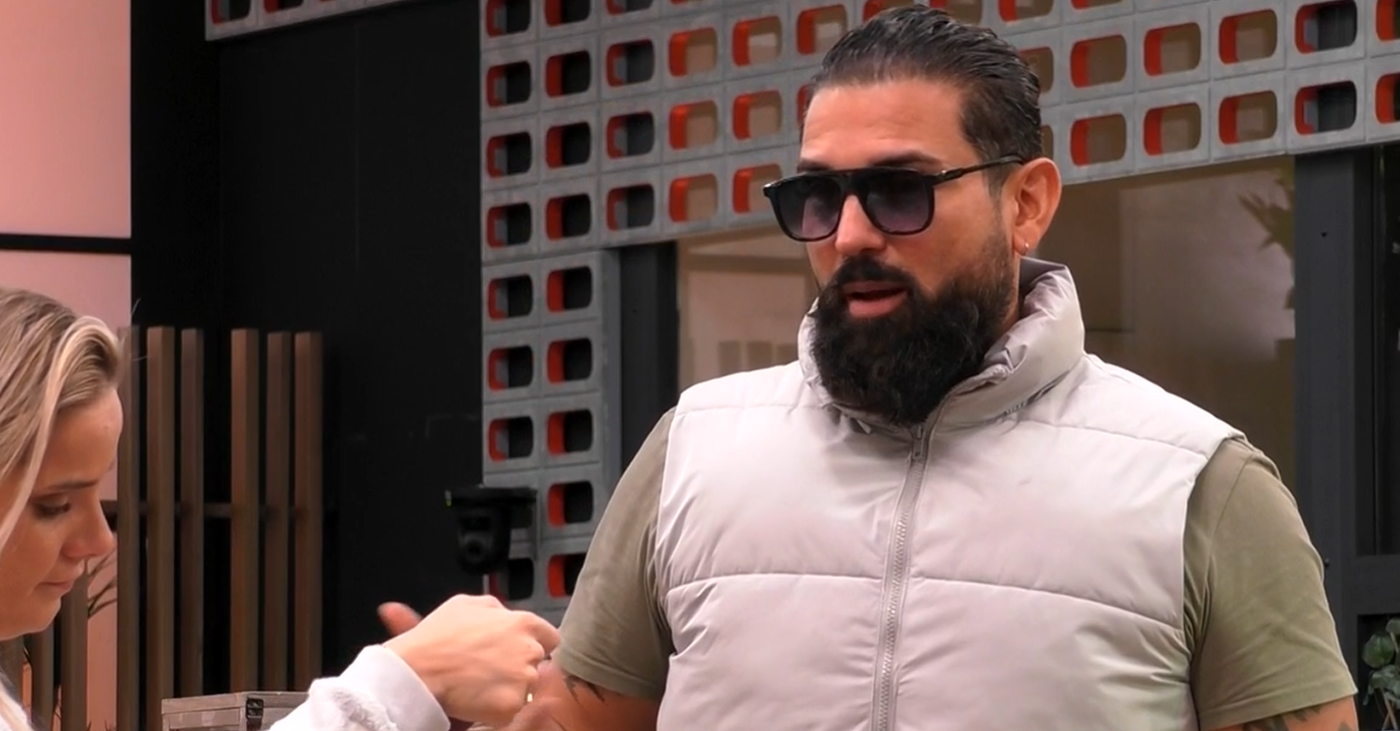 Johnn departe con Gloria