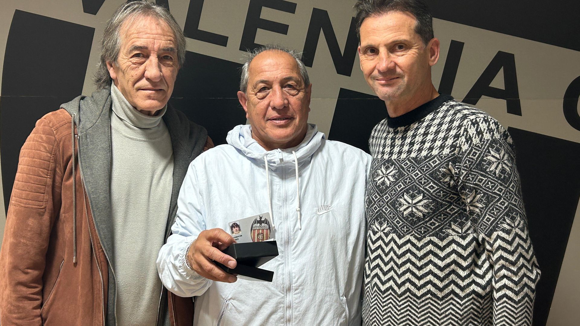 Juanjo Urruti recibe su carnet de Leyenda del Valencia CF de manos de Arias y Fernando Giner