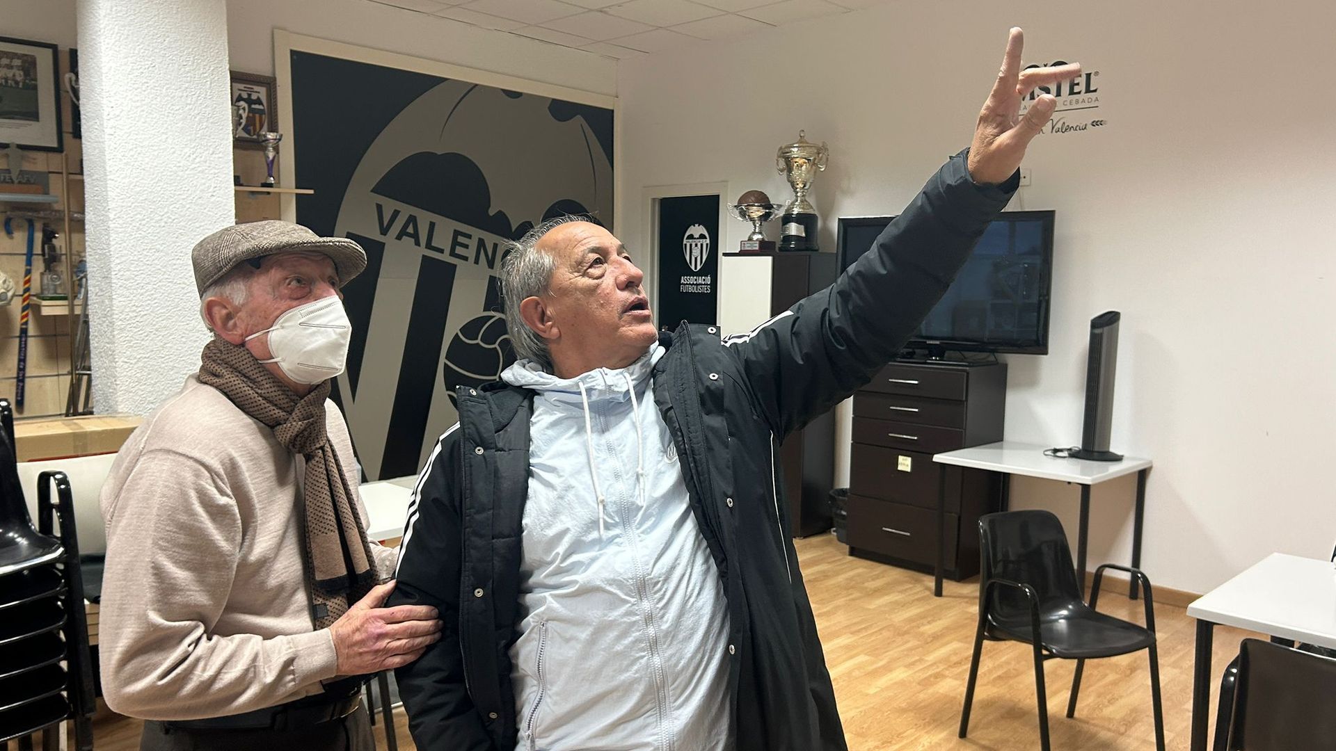 Juanjo Urruti repasa su historia en la sede de la Asociación de Futbolistas del Valencia CF junto a Paco Reig