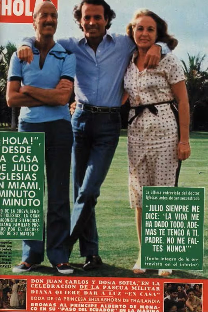 Julio Iglesias con sus padres, Julio Iglesias Puga y María del Rosario de la Cueva, en una portada