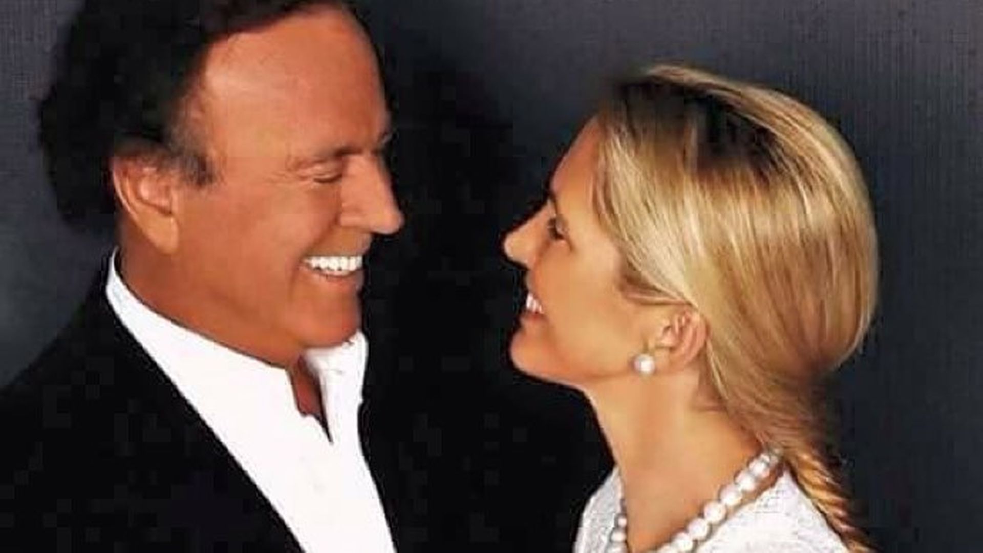 Julio Iglesias y su esposa, Miranda Rijnsburger, en una imagen de archivo