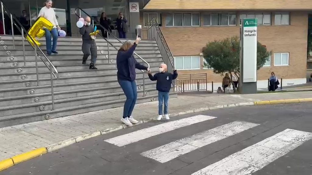 La emocionante salida del hospital de Victoria Esperanza tras su trasplante de médula