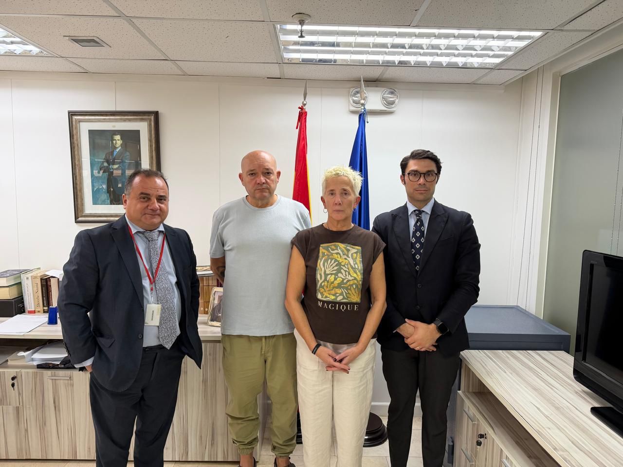 La familia de Diego Bello junto a su abogado, en la rececpión del cónsul español en Filipinas