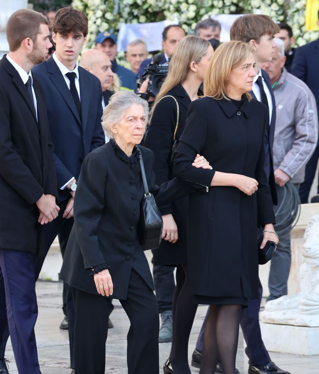 La infanta Cristina acompañada por la princesa Irene de Grecia y sus hijos Pablo Nicolás, Irene, Juan Valentín y Miguel Urdangarin llegando al funeral por el rey Constantino de Grecia