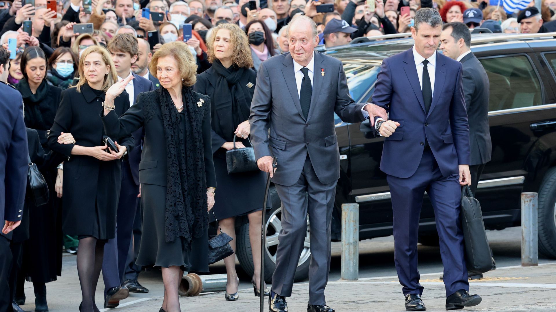 La reina Sofía y el rey Juan Carlos I, acompañados de sus hijas las Infantas Cristina y Elena y sus nietos, en el funeral por el rey Constantino