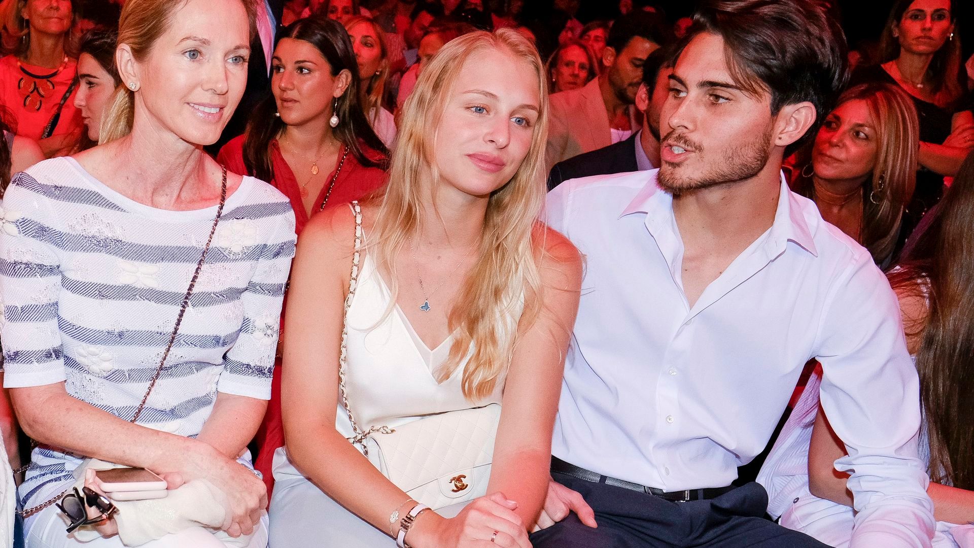 Miguel Iglesias, con su novia y su madre, en una de sus pocas apariciones públicas