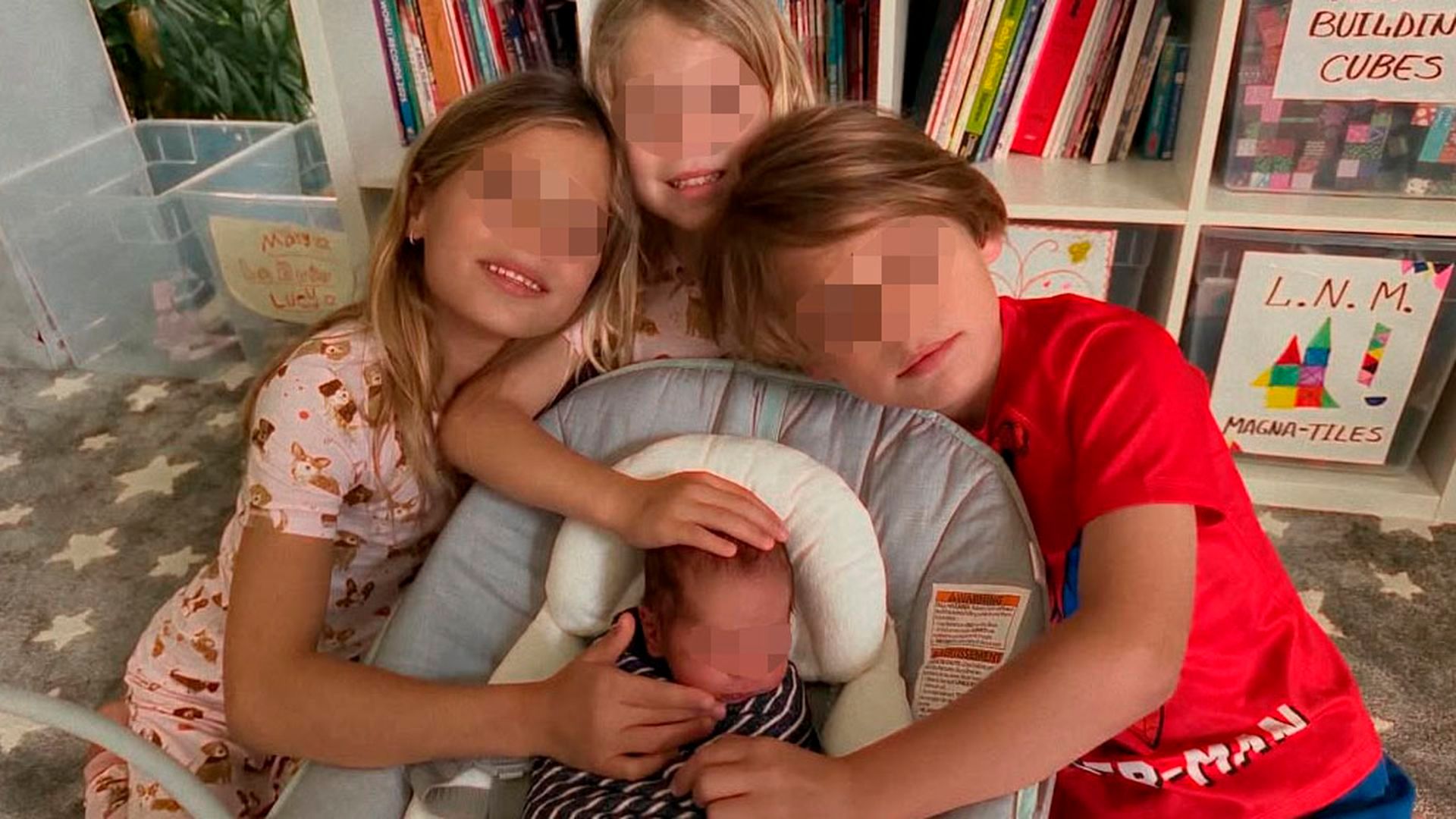 Nicholas, Lucy, Mary, los hijos de Enrique Iglesias, con su hermano recién nacido