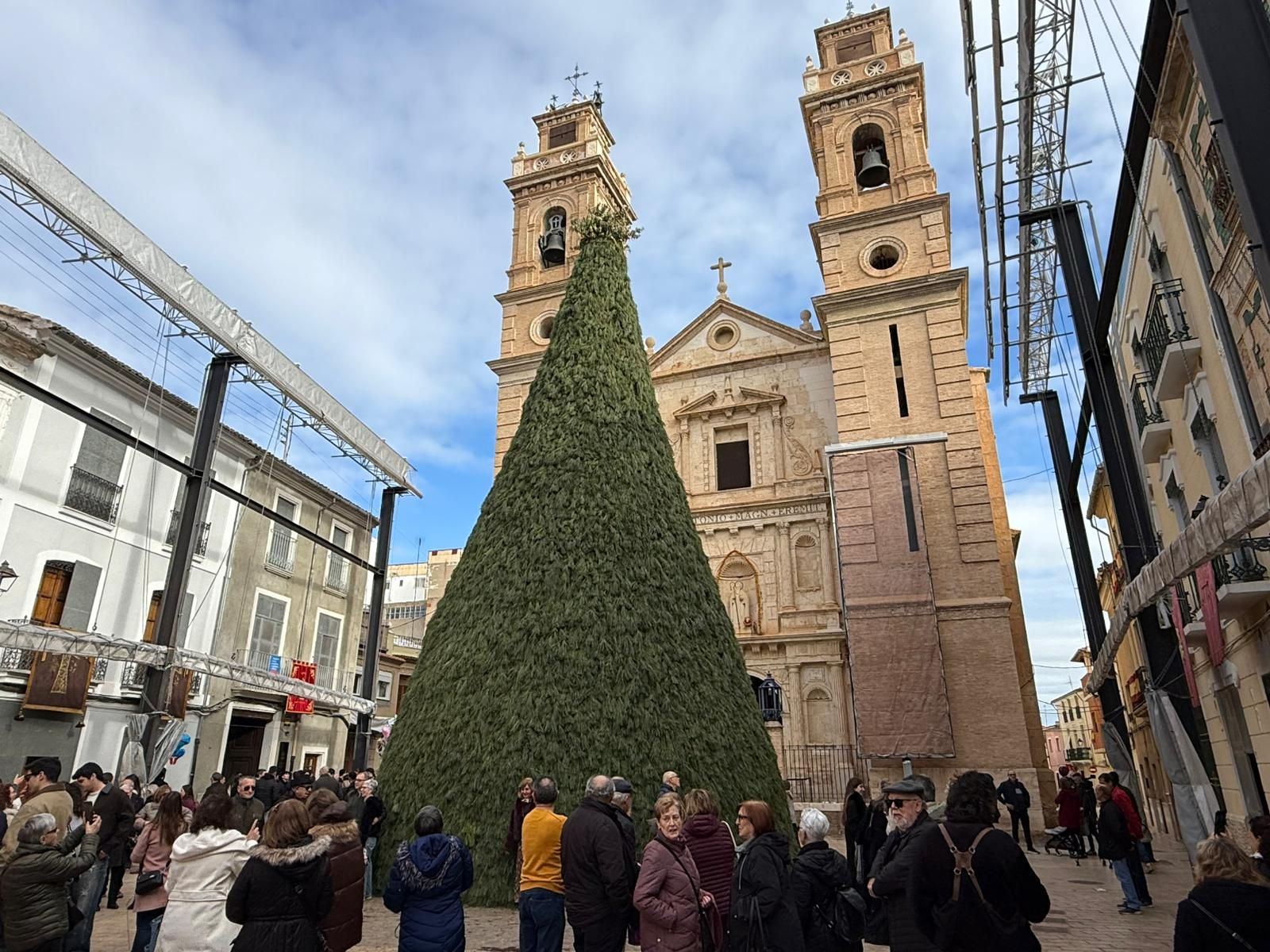 Sant Antoni enciende en Canals la hoguera más grande de España con 16 metros de altura