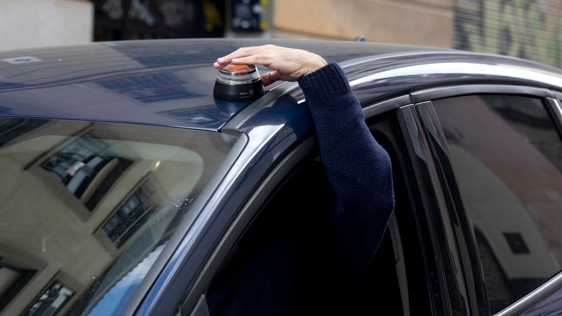 Un ladrón de balizas de Alicante roba de nuevo y se deja dentro su auto de libertad