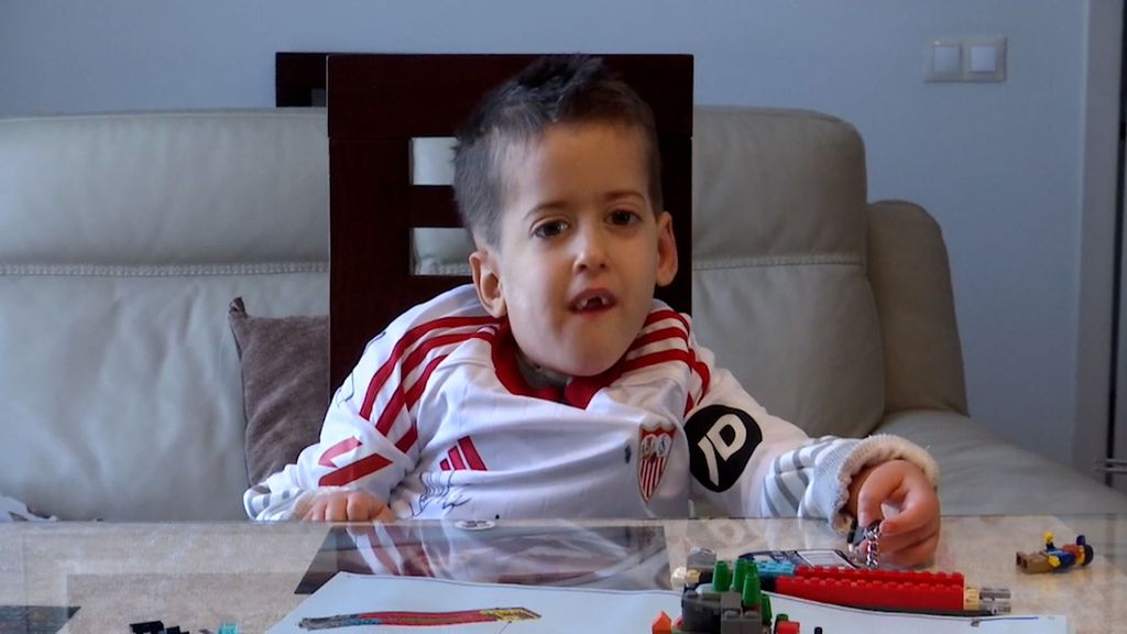 Adrián, el niño sevillista con una enfermedad rara que visitó al equipo
