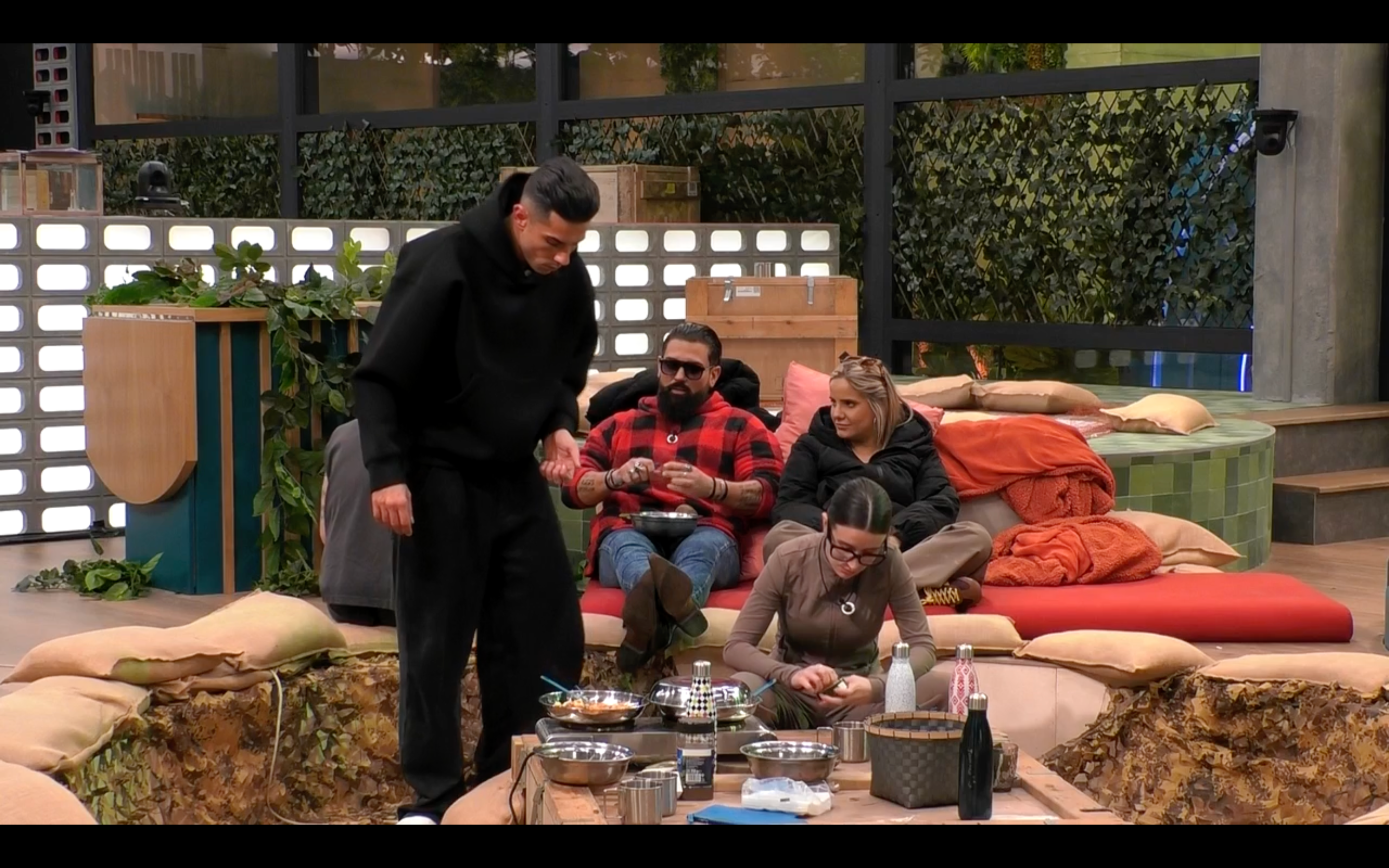 Andrea y Sandra cenan cocido