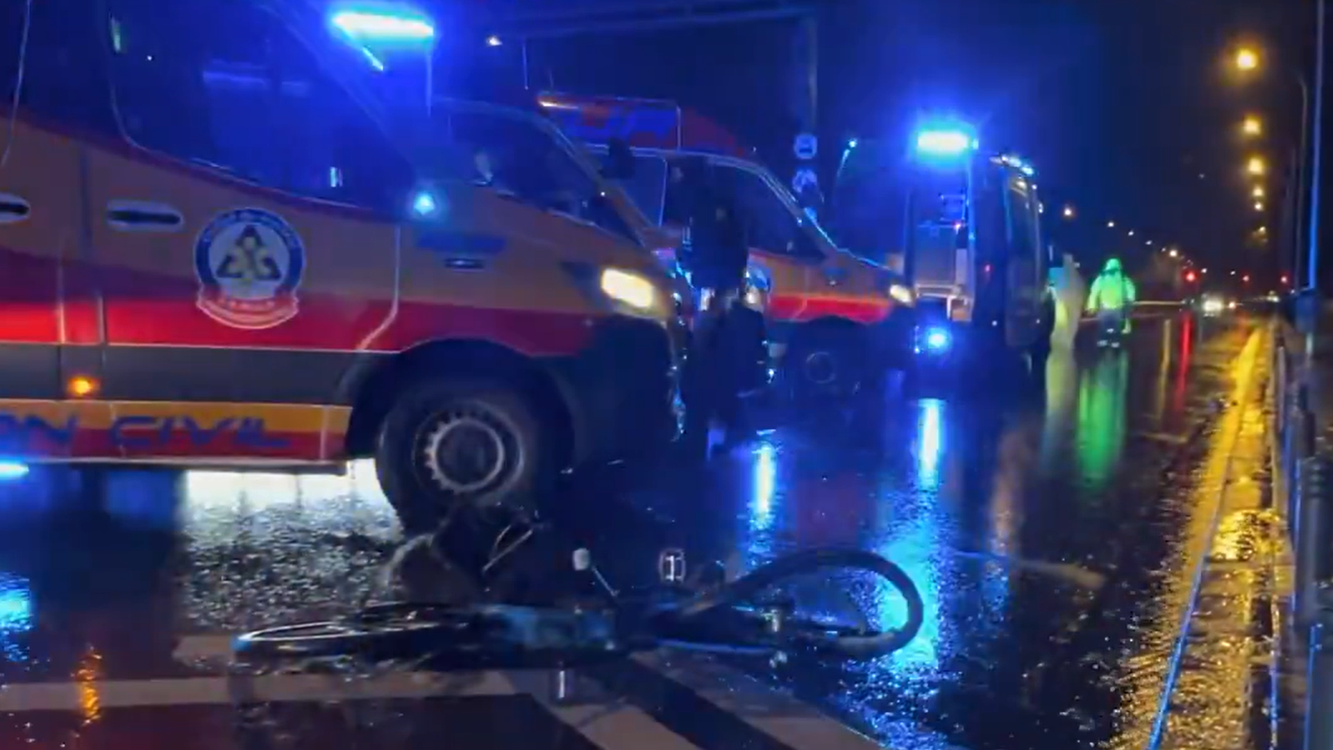 Bicicleta en el suelo dañada tras un accidente en Madrid