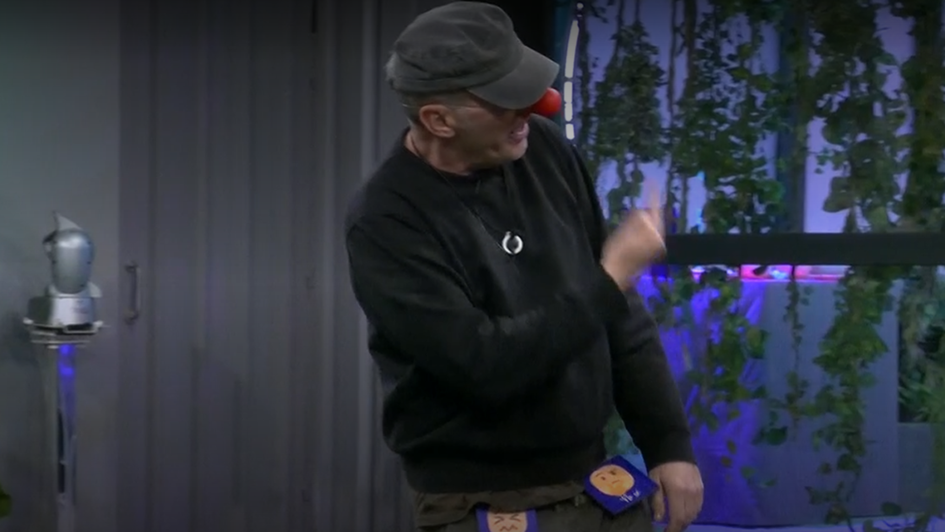 Carlos saca su dedo a pasear