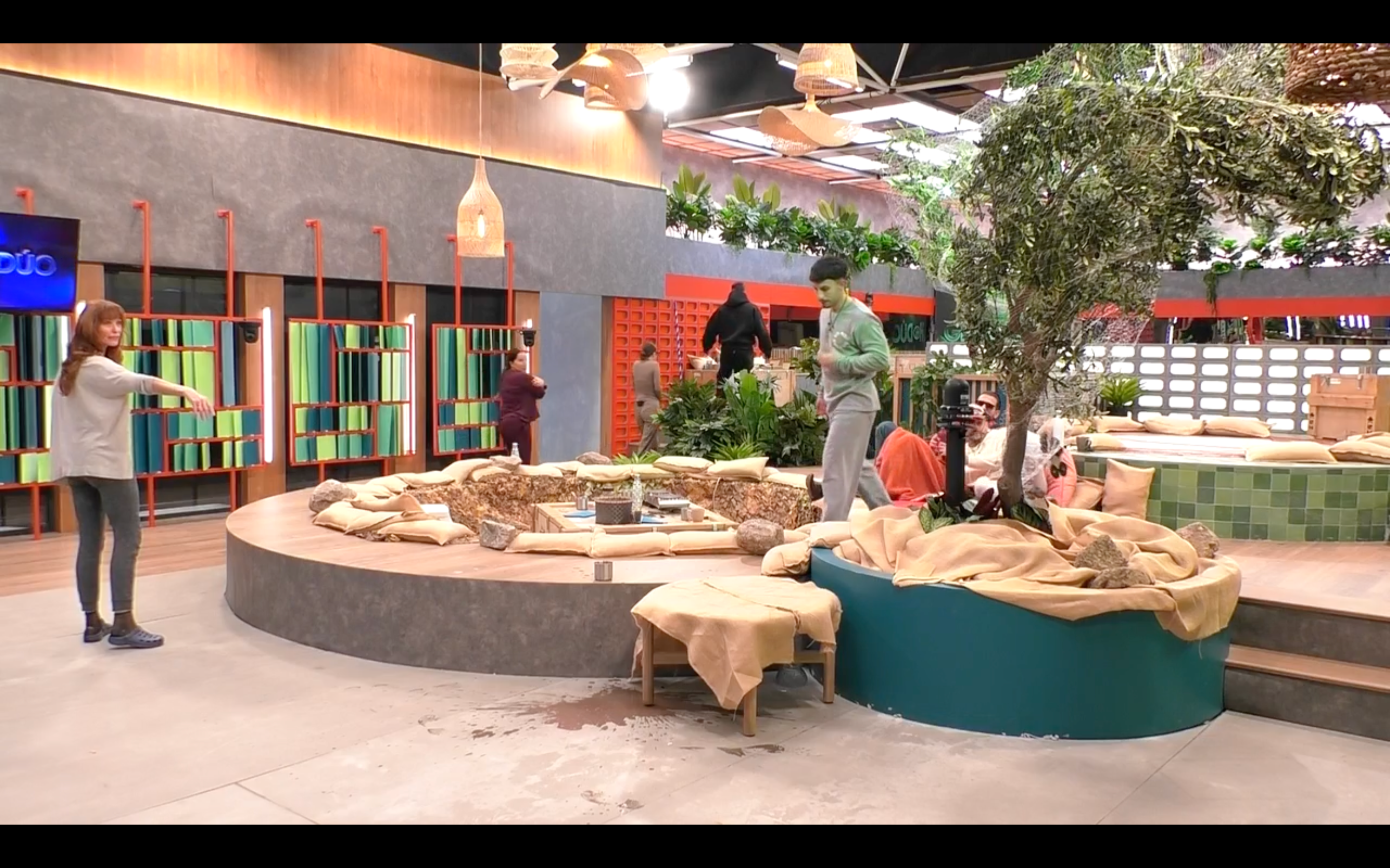 Cristina señala un café derramado en el suelo