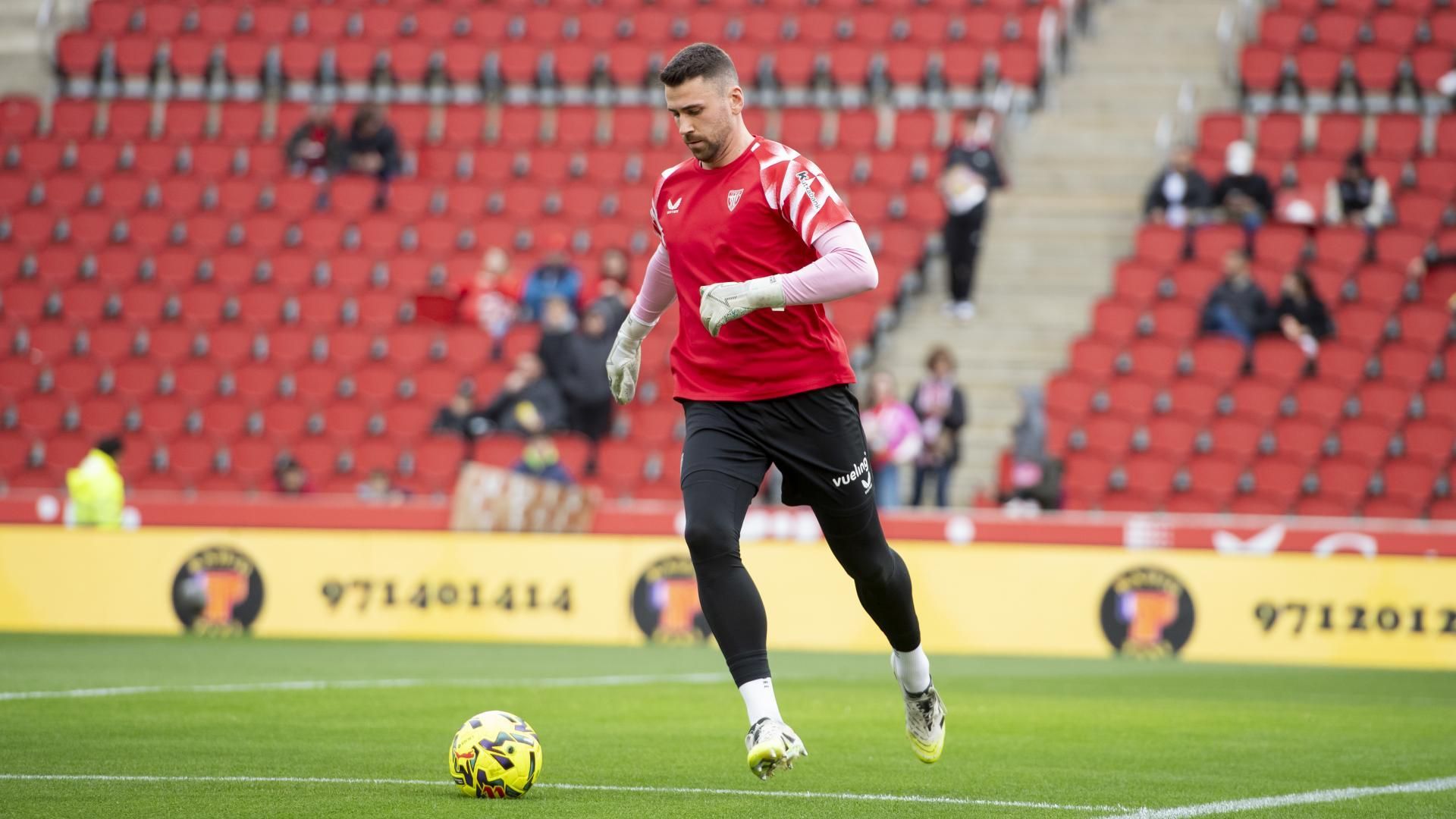El portero Unai Simón calienta antes de jugar el partido de Son Moix