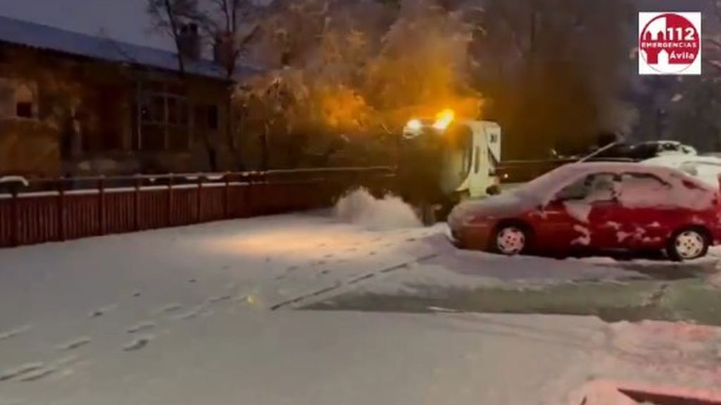 Gran nevada de madrugada en Ávila: 33 operarios y doce quitanieves hace frente a la nieve que dificulta la circulación por vías principales