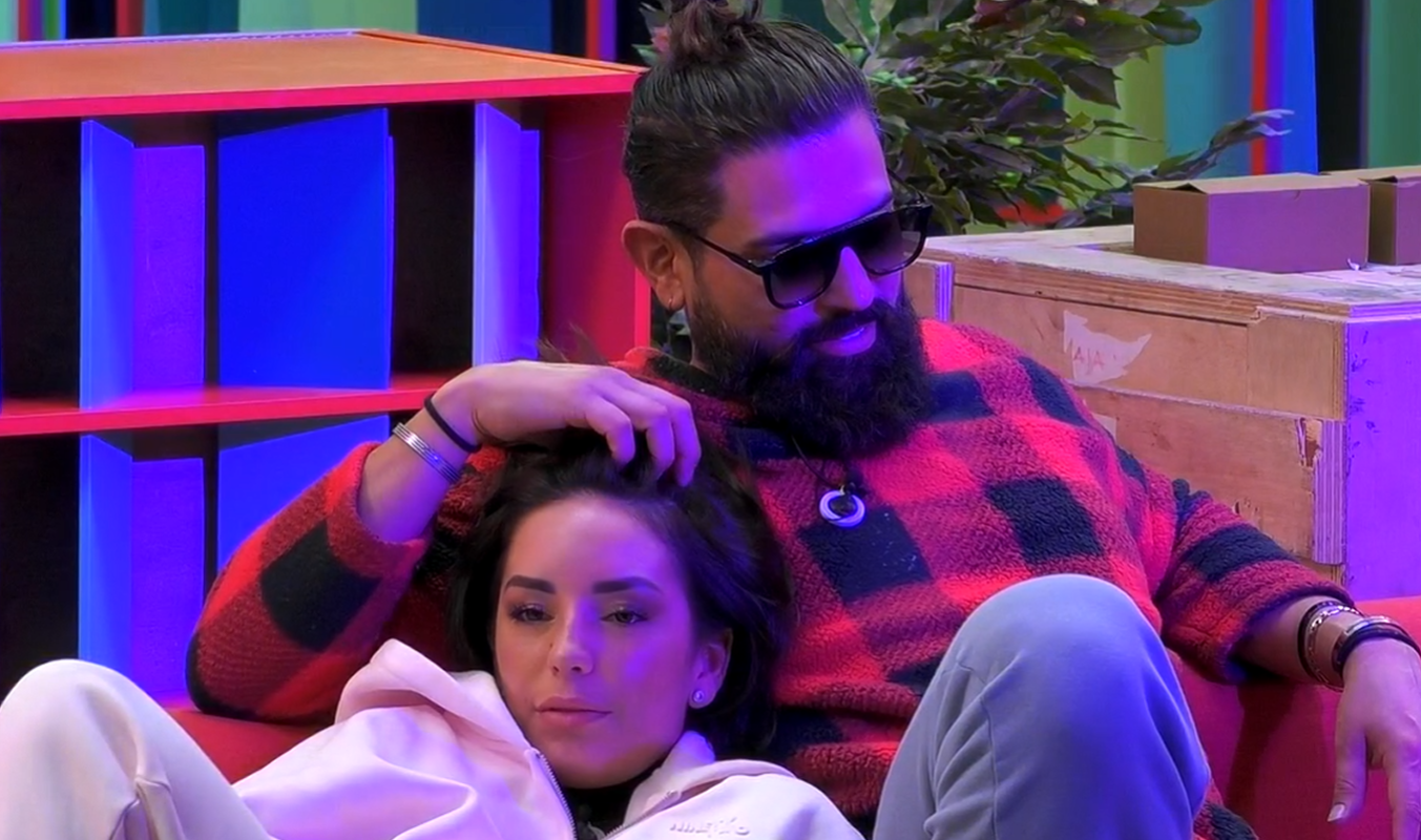 John acaricia el cabello de Anita