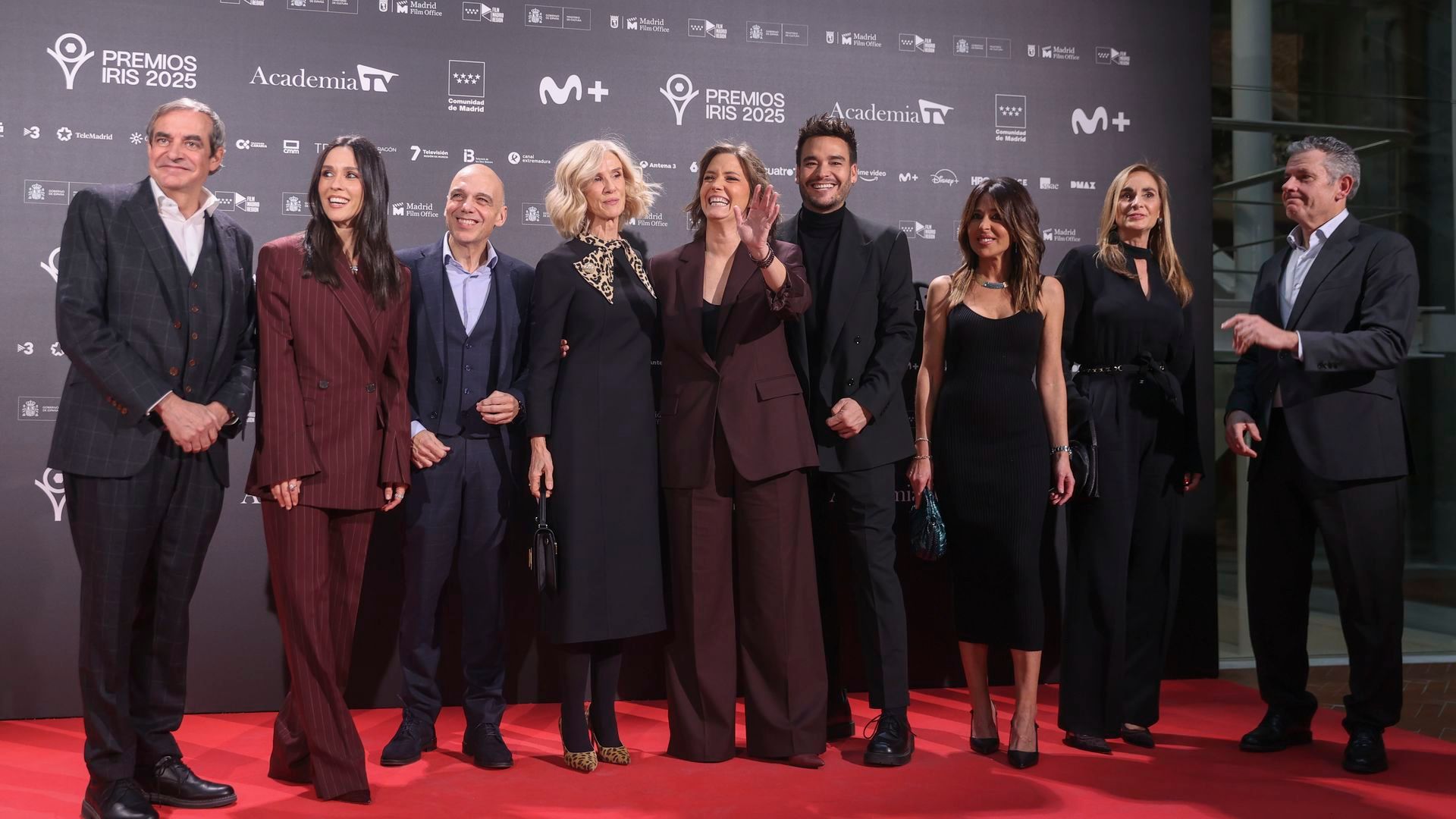 La presidenta de la Academia de Televisión, María Casado (c), posa junto a varios presentadores de televisión