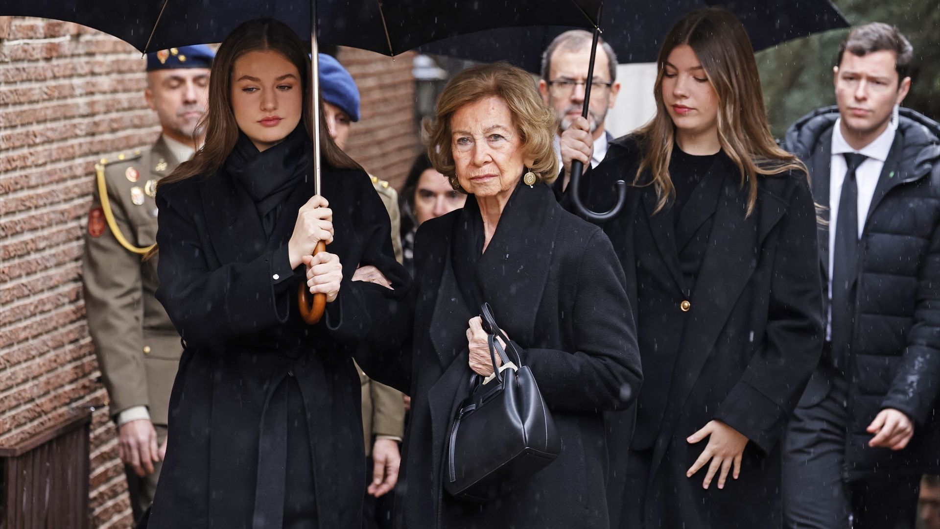 La princesa Leonor y la infanta Sofía, ayudando a su abuela, la reina Sofía, en el funeral de su hermana Irene en Madrid