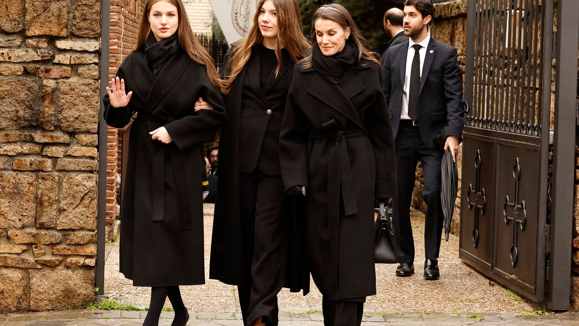 La reina Letizia junto a la Princesa de Asturias y la infanta Sofía a la salida de la catedral ortodoxa