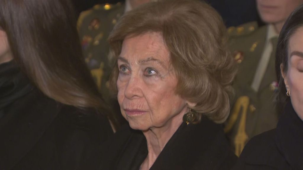 Último adiós a Irene de Grecia: la reina Sofía acude al velatorio de su hermana acompañada de Felipe VI, la reina Letizia, Leonor y Sofía