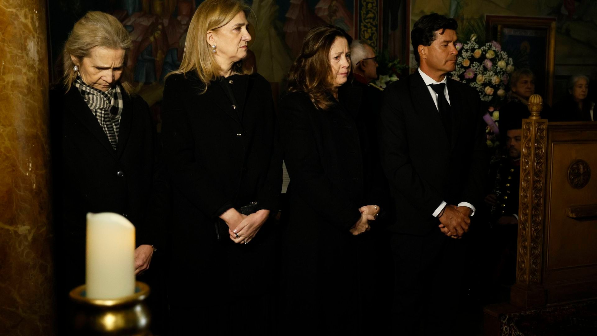 Las infantas Elena y Cristina, Alexia de Grecia y su marido, en el interior de la Catedral Ortodoxa de Madrid