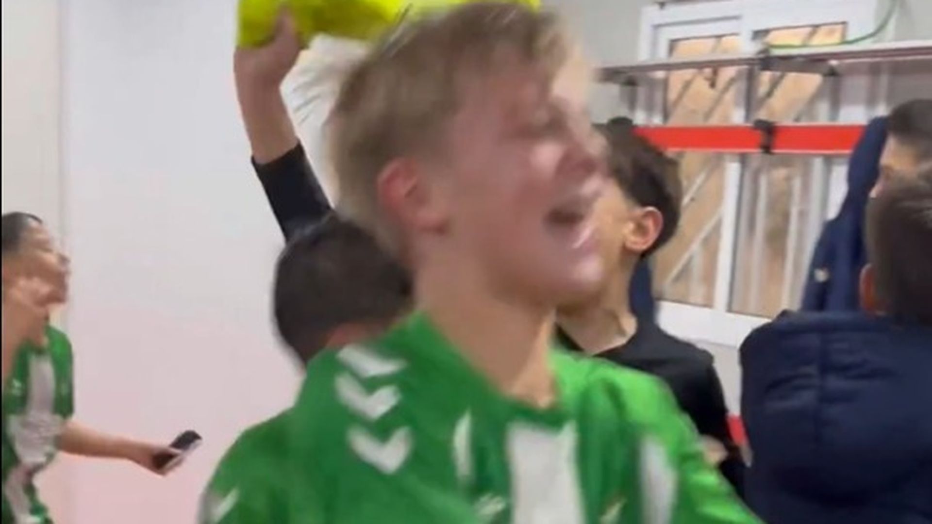 Los alevines del Betis celebran su goleada al Sevilla