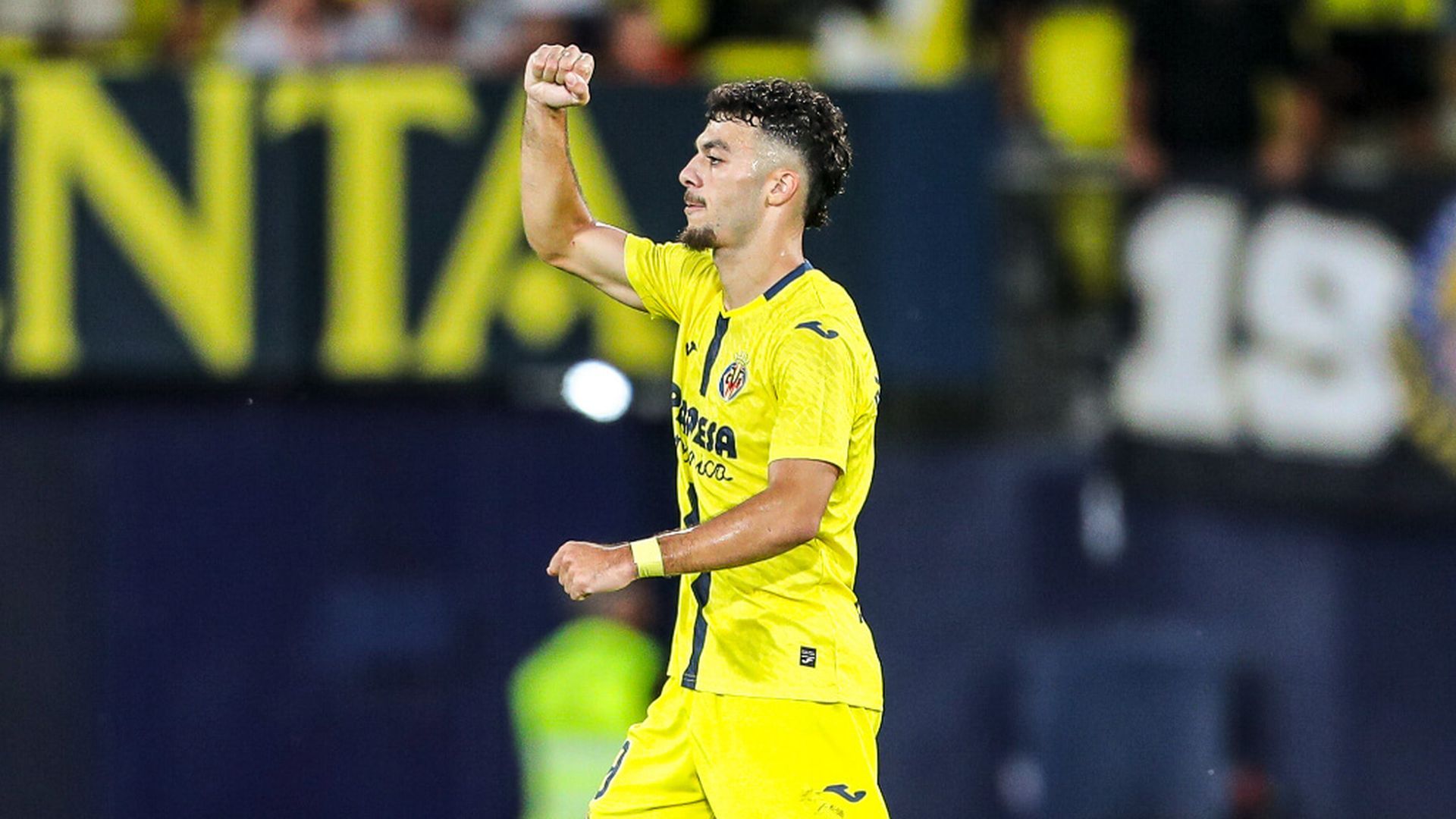 Mikautadze celebra un gol con el Villarreal