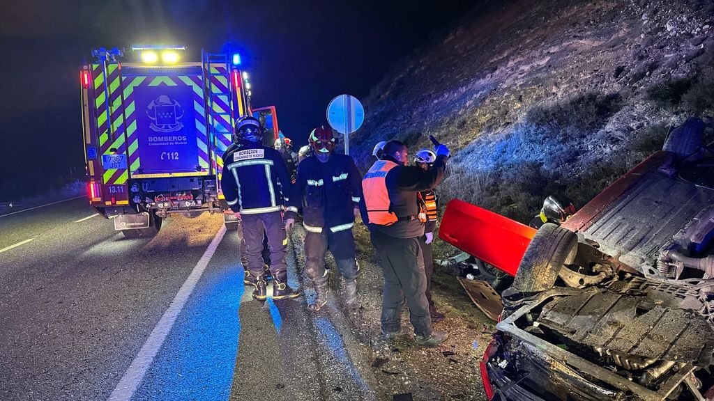 Muere el conductor de un coche al salirse de la carretera y volcar sobre su techo en Guadalix de la Sierra, Madrid