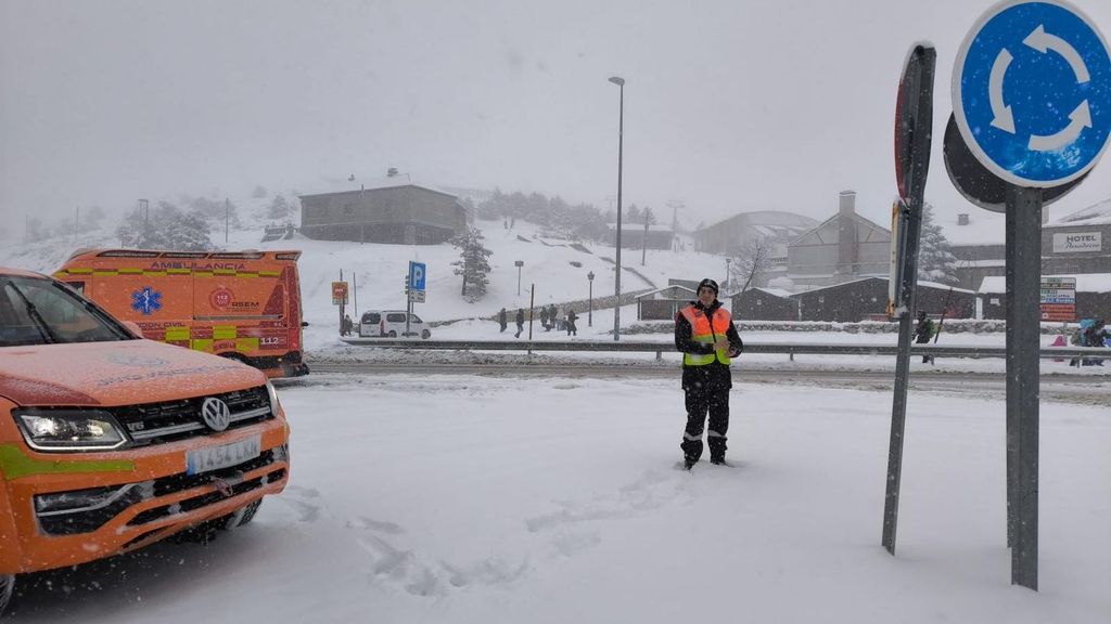 La nieve tiñe de blanco Madrid y avisan del uso obligatorio de cadenas para subir a la sierra
