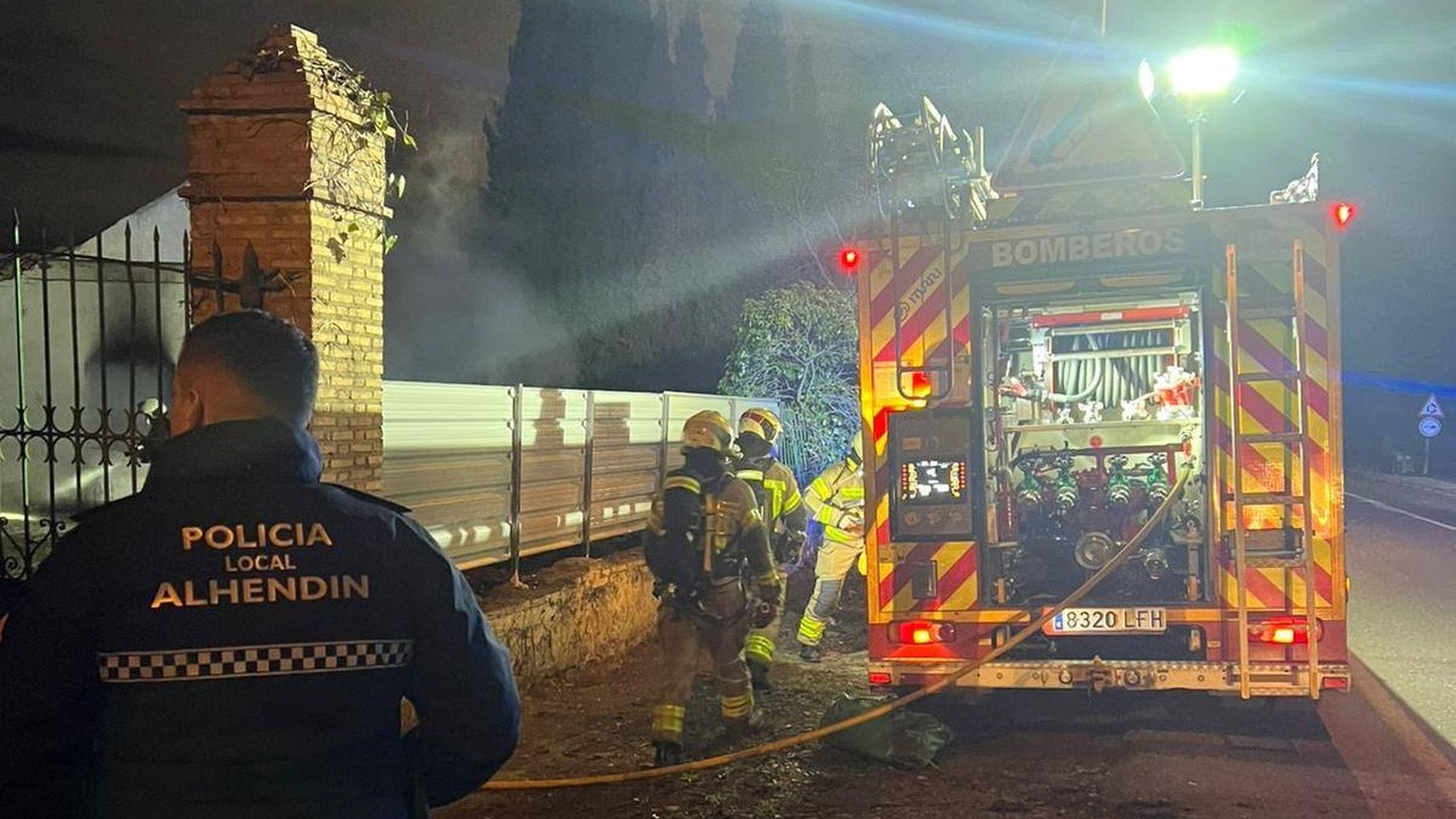 Policía y bomberos en Alhendín, Granada