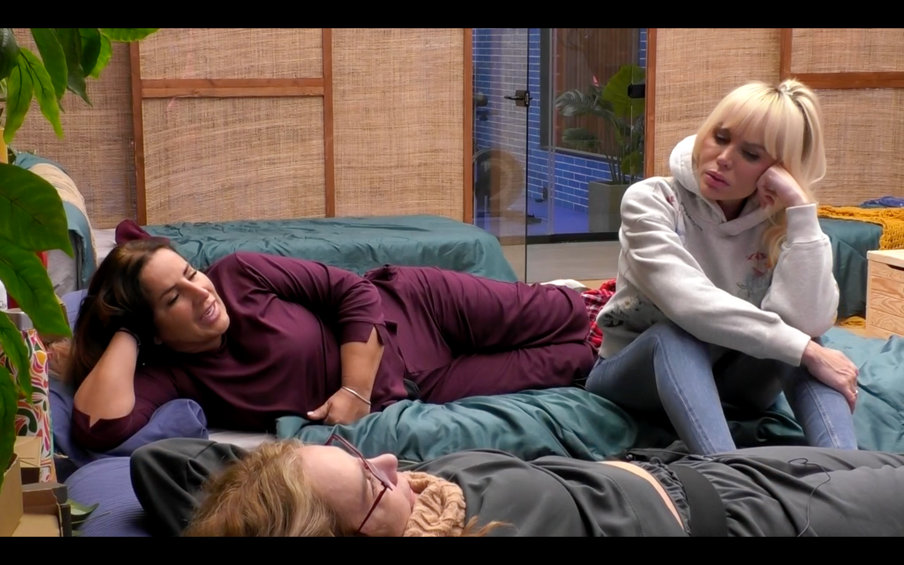 Raquel, Sonia, Belén y Carmen charlan en el dormitorio