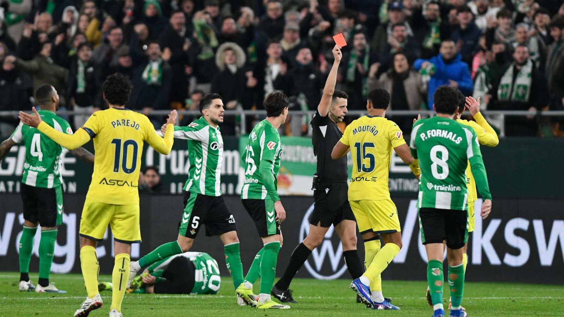 Santi Comesaña, expulsado en el Betis-Villarreal