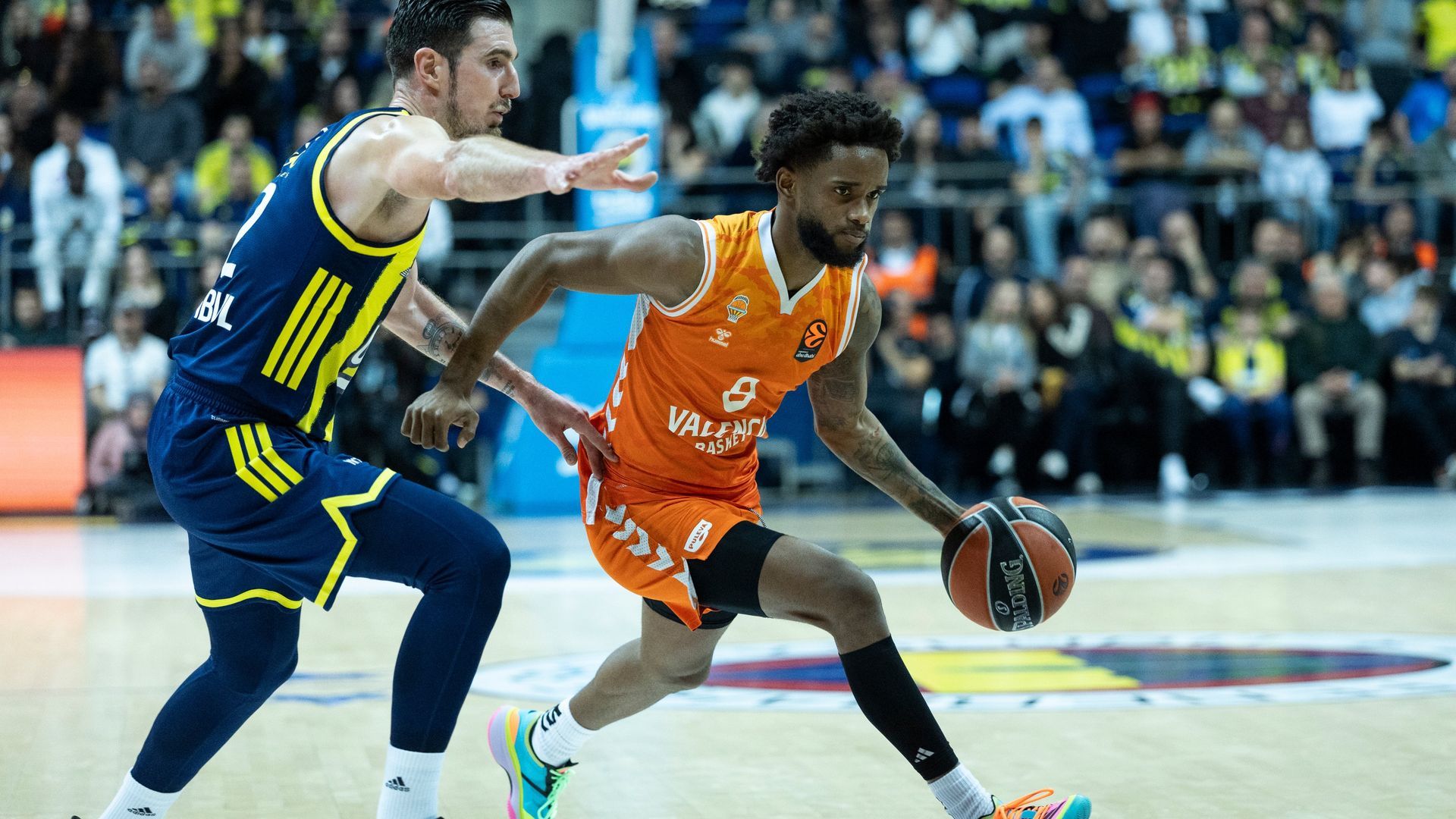Valencia Basket cae al límite en casa del líder de la Euroliga (82-79)