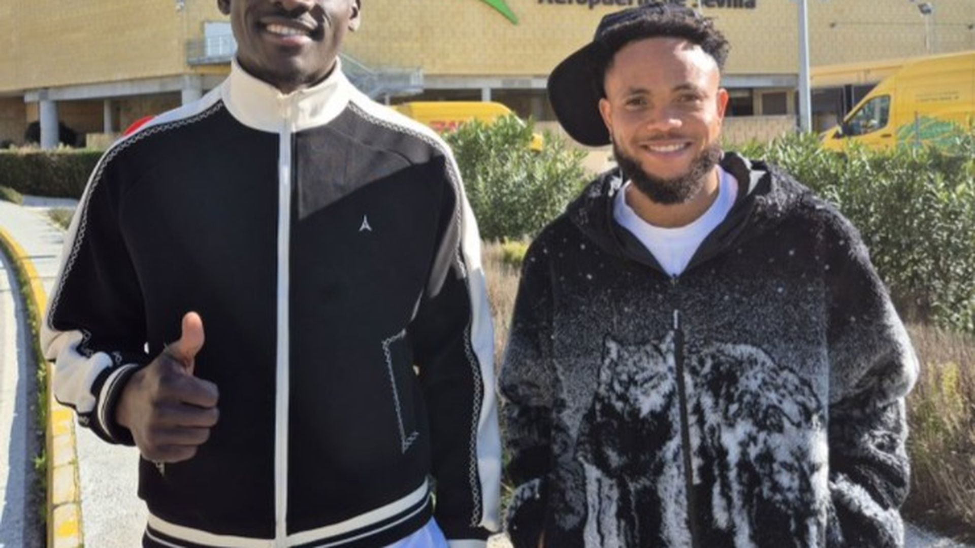 Akor Adams y Ejuke, a su llegada a Sevilla