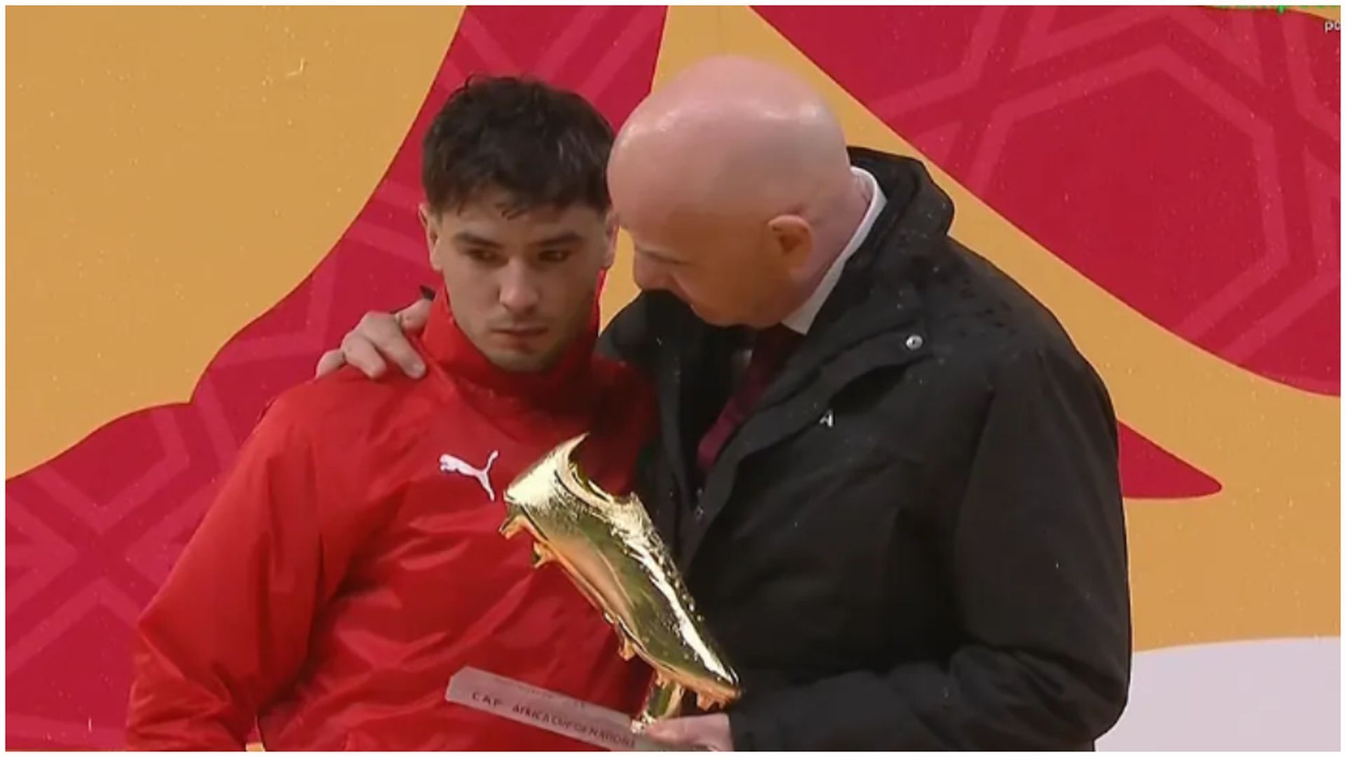 Brahim recibe el trofeo Pichichi d ela Copa África