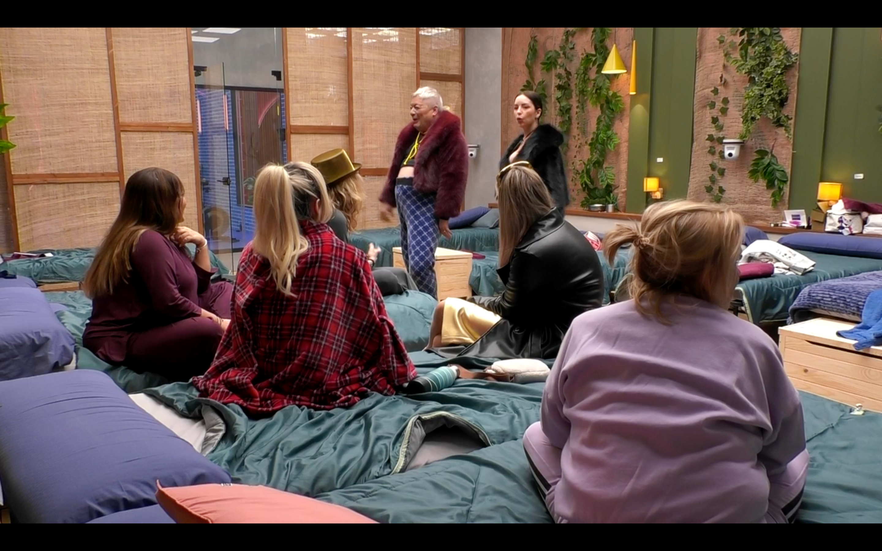 Canales enseña su outfit a sus compañeras