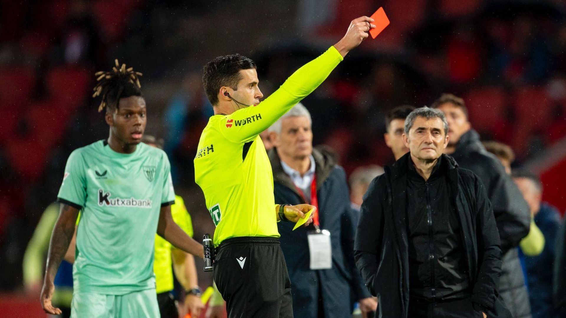 El árbitro Guzmán Mansilla expulsa a los jugadores rojiblancos en Mallorca