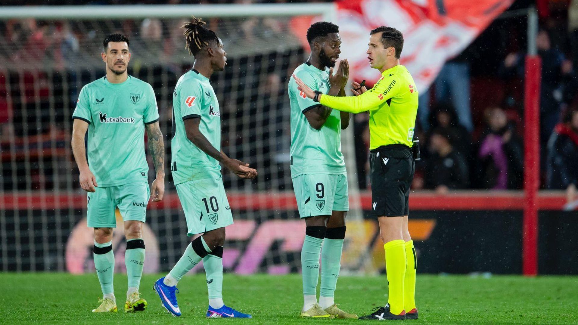 El árbitro Guzmán Mansilla habla con Iñaki Williams tras expulsar a dos jugadores rojiblancos