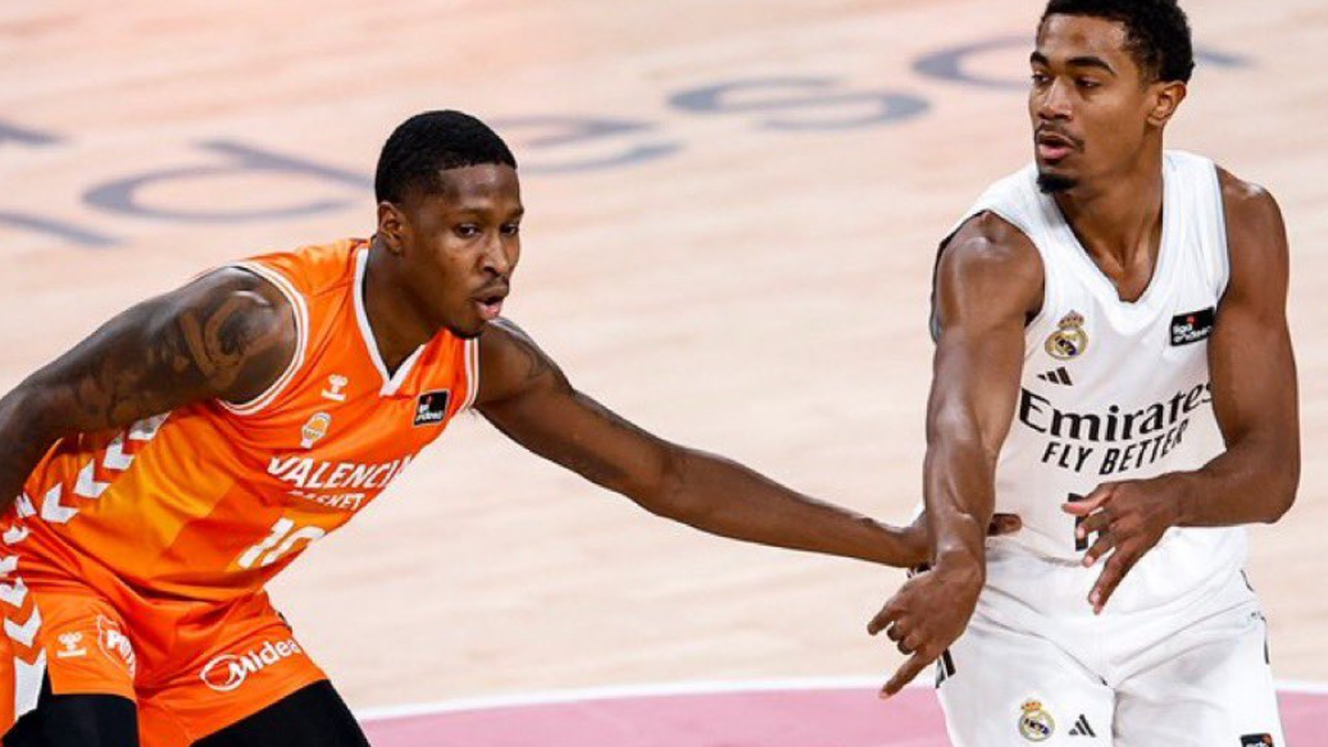 El Real Madrid aguanta el liderato ante un Valencia Basket que se desfondó