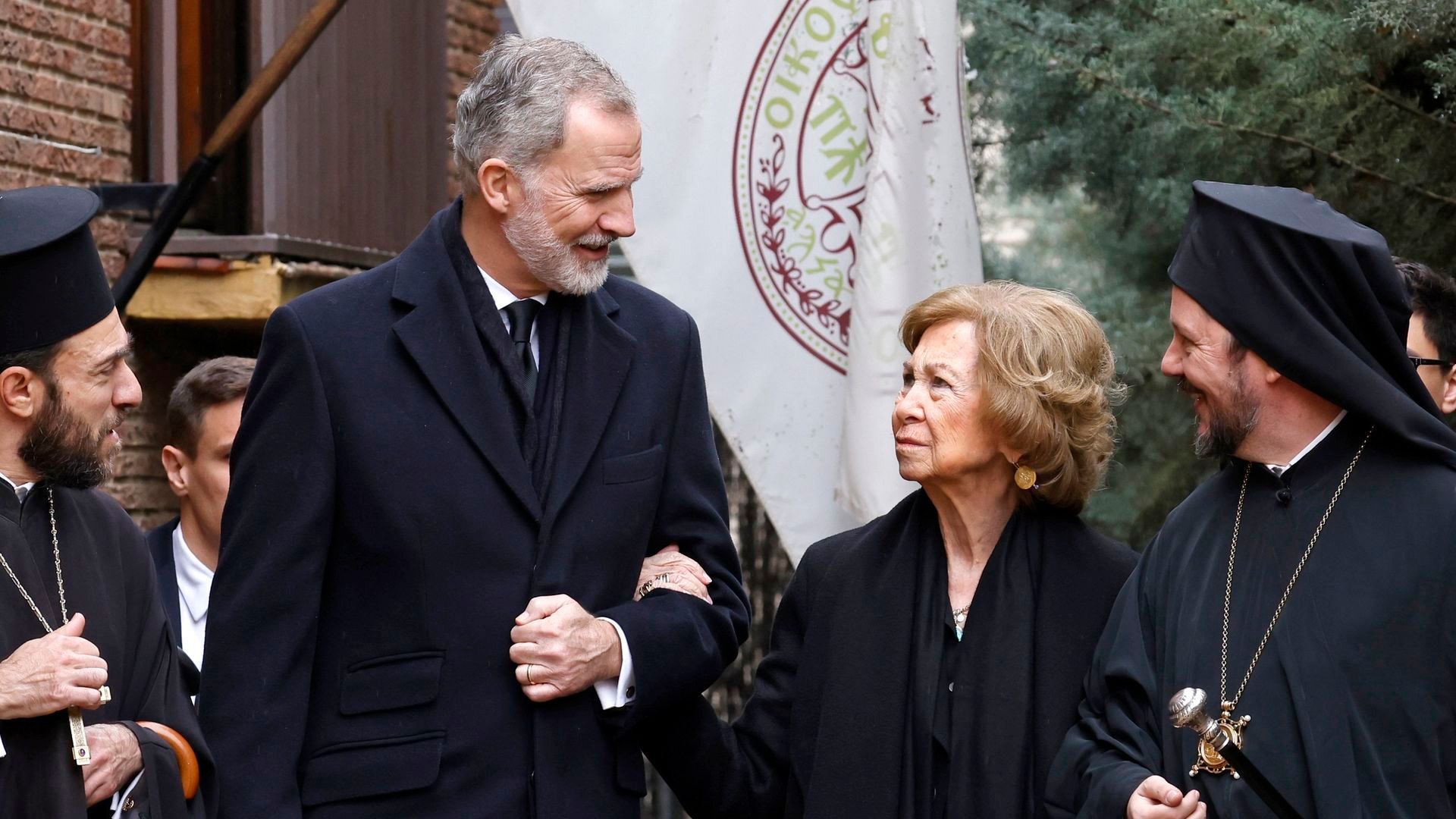El rey Felipe VI y la reina Sofía saliendo del velatorio de Irene de Grecia