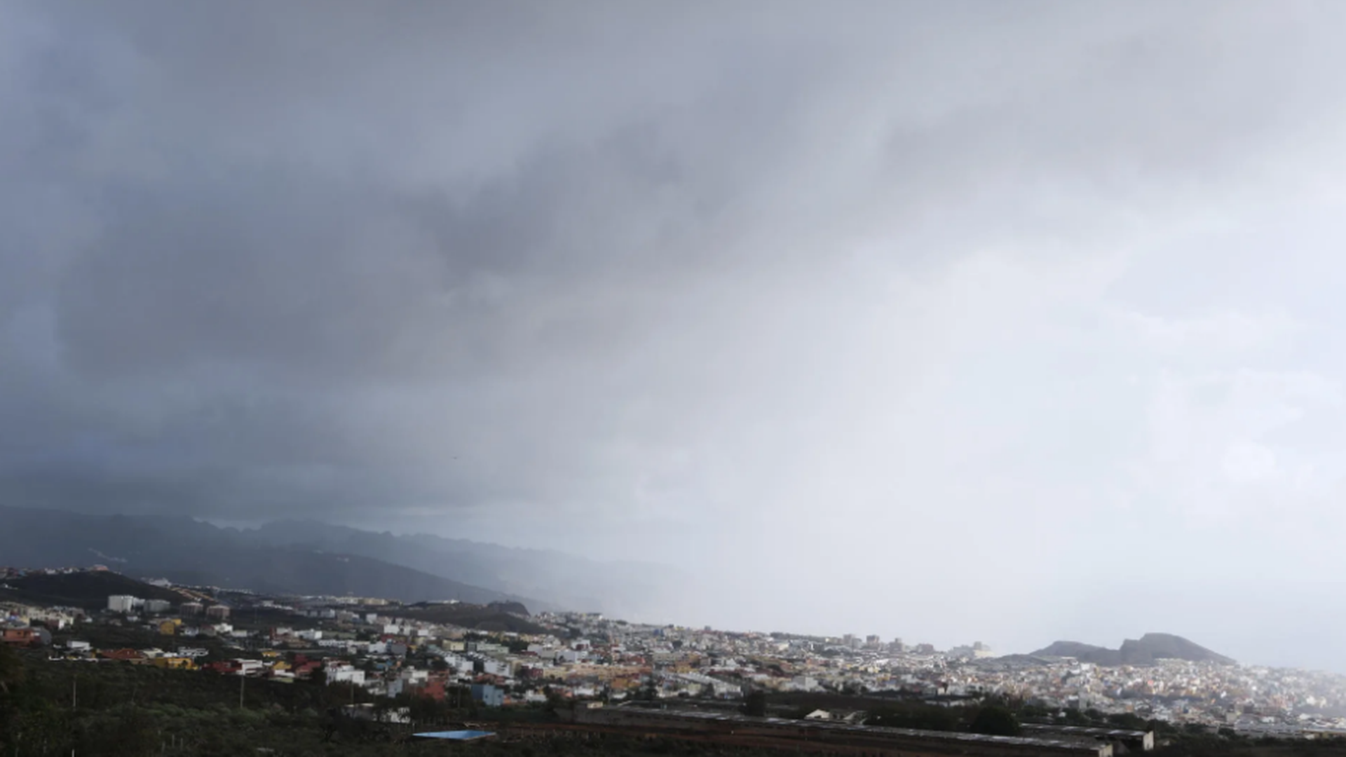 El temporal provoca 11 desvíos y 17 cancelaciones en el aeropuerto de Tenerife Norte